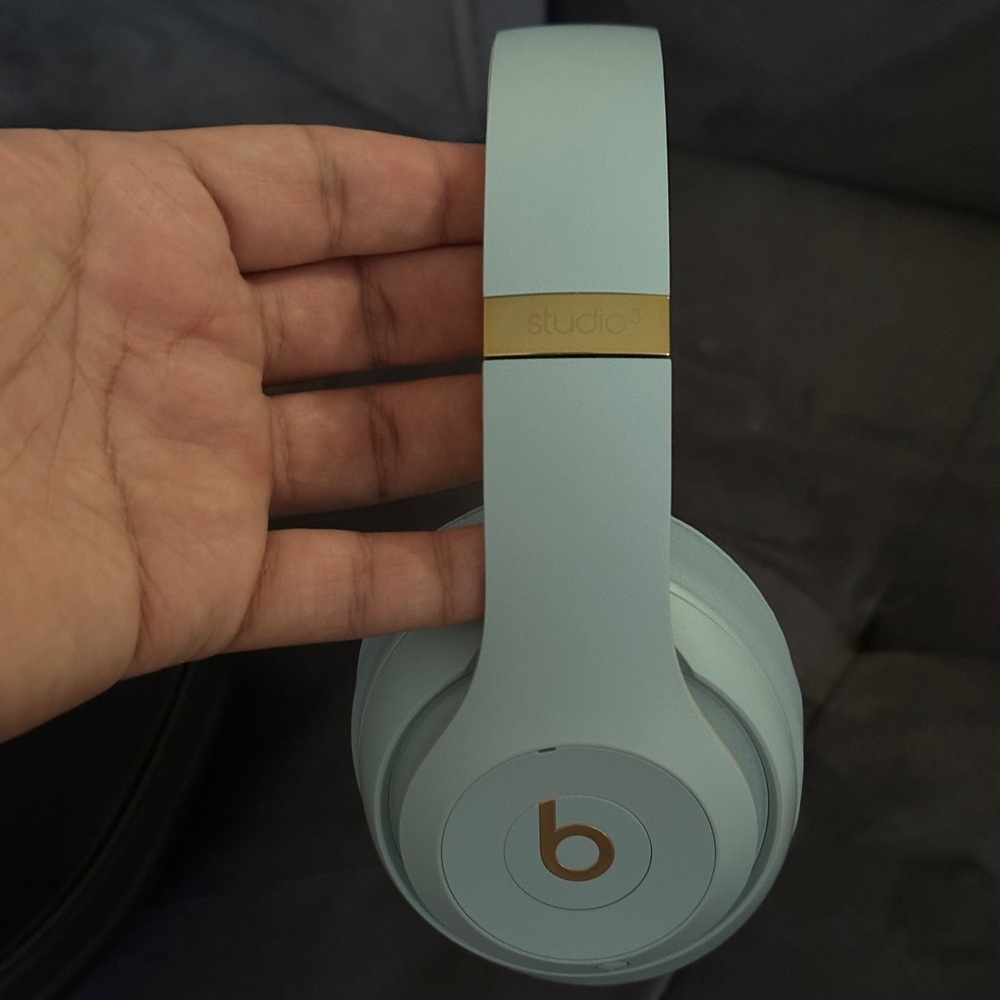 Beats Studio3 Wireless Headphones - Light Blue